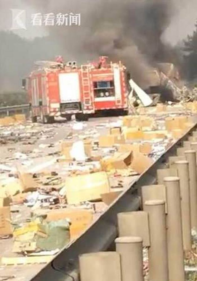 iPhone X rơi đầy đường vì xe chở hàng gặp nạn